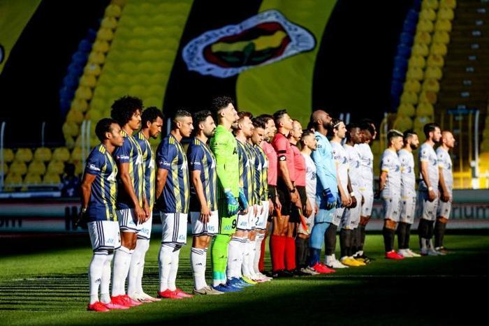 Fenerbahçe-Yeni Malatyaspor maçında dikkat çeken görüntü Hasan Ali Kaldırım ve Emre Belözoğlu...