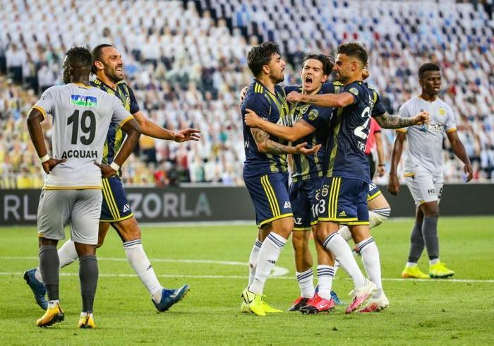 Fenerbahçe-Yeni Malatyaspor maçında dikkat çeken görüntü Hasan Ali Kaldırım ve Emre Belözoğlu...