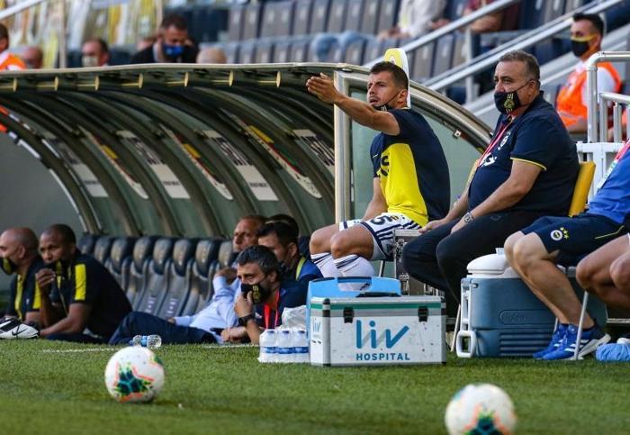 Fenerbahçe-Yeni Malatyaspor maçında dikkat çeken görüntü Hasan Ali Kaldırım ve Emre Belözoğlu...