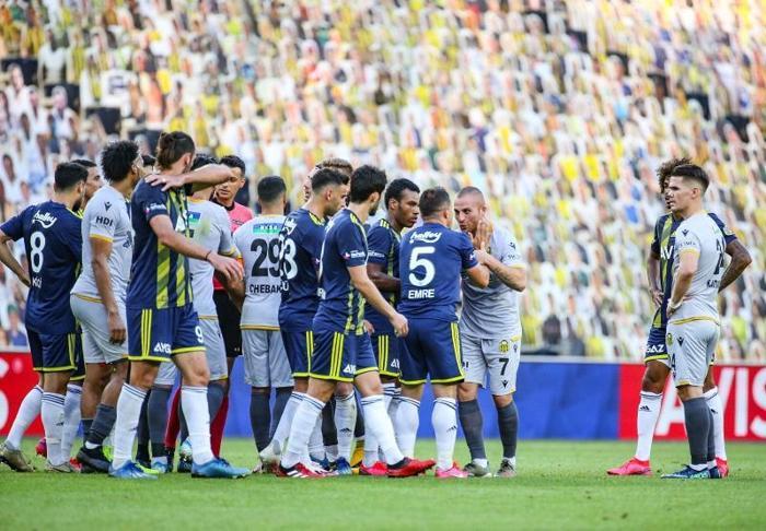 Fenerbahçe-Yeni Malatyaspor maçında dikkat çeken görüntü Hasan Ali Kaldırım ve Emre Belözoğlu...