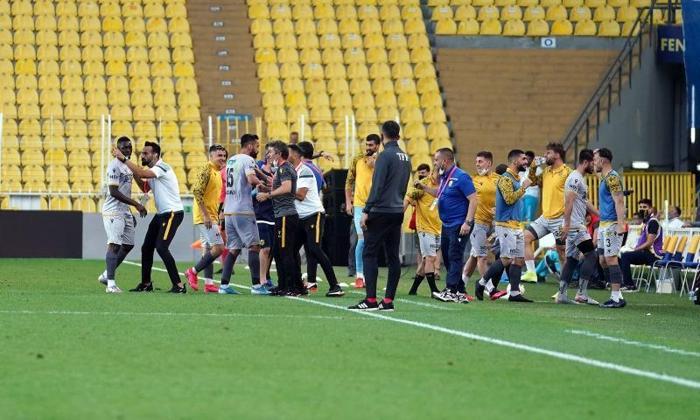 Fenerbahçe-Yeni Malatyaspor maçında dikkat çeken görüntü Hasan Ali Kaldırım ve Emre Belözoğlu...