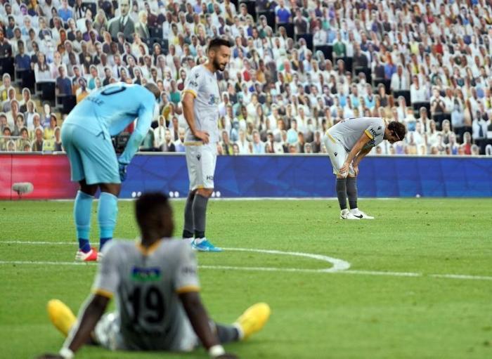 Fenerbahçe-Yeni Malatyaspor maçında dikkat çeken görüntü Hasan Ali Kaldırım ve Emre Belözoğlu...