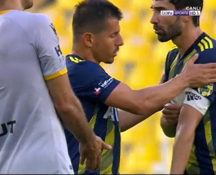 Fenerbahçe-Yeni Malatyaspor maçında dikkat çeken görüntü Hasan Ali Kaldırım ve Emre Belözoğlu...