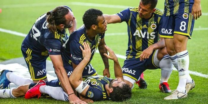 Fenerbahçe-Yeni Malatyaspor maçında dikkat çeken görüntü Hasan Ali Kaldırım ve Emre Belözoğlu...