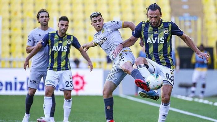 Fenerbahçe-Yeni Malatyaspor maçında dikkat çeken görüntü Hasan Ali Kaldırım ve Emre Belözoğlu...