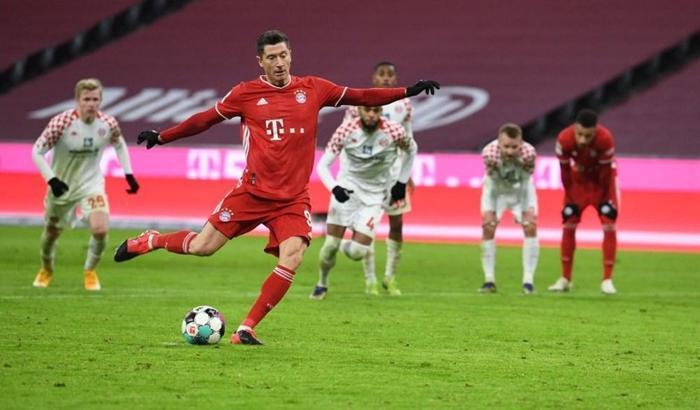 55 - ROBERT LEWANDOSKİ - BAYERN MÜNİH: 72,1 MİLYON EURO