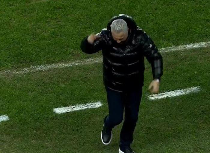 Kendi kendine halay çekti
