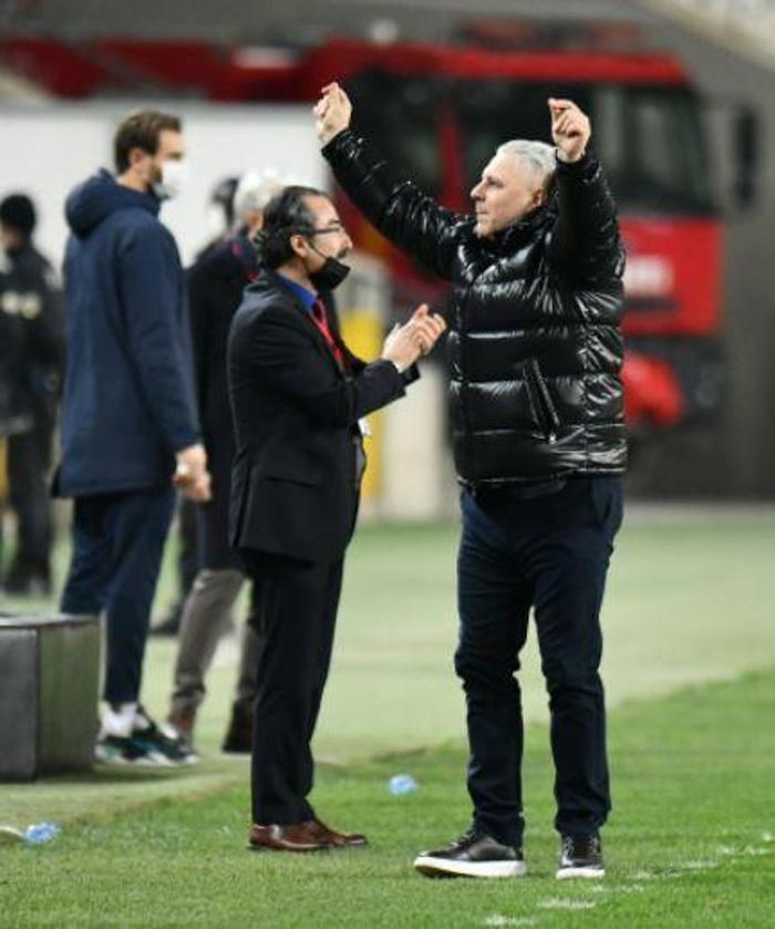 Sumudica liderliği halay çekerek kutladı