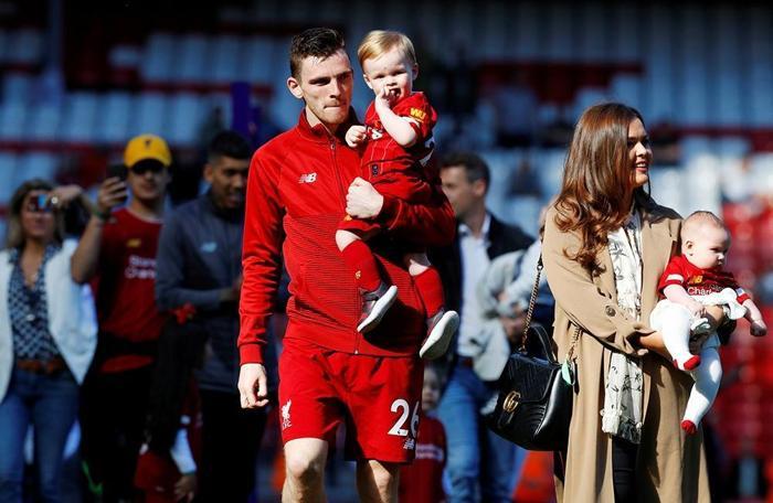 Liverpool - Wolverhampton maçından sonra sahada renkli görüntüler
