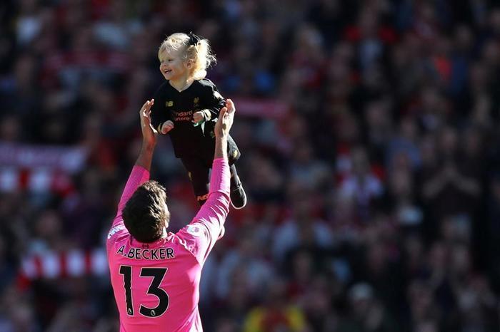 Liverpool - Wolverhampton maçından sonra sahada renkli görüntüler