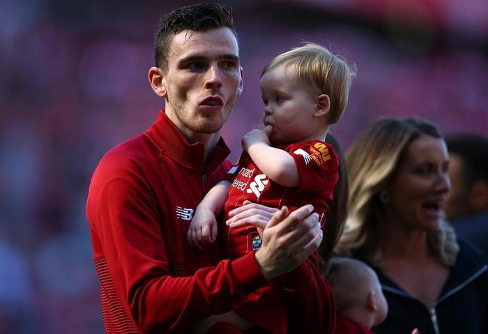 Liverpool - Wolverhampton maçından sonra sahada renkli görüntüler