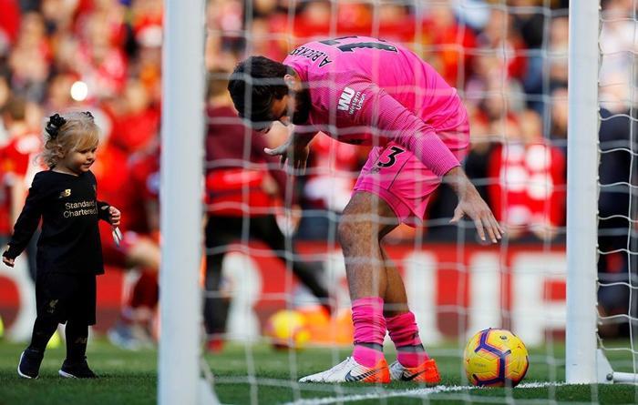 Liverpool - Wolverhampton maçından sonra sahada renkli görüntüler