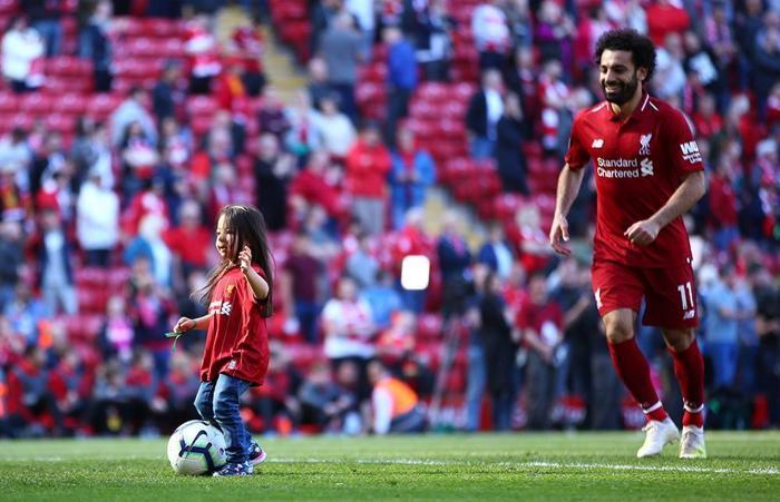 Liverpool - Wolverhampton maçından sonra sahada renkli görüntüler