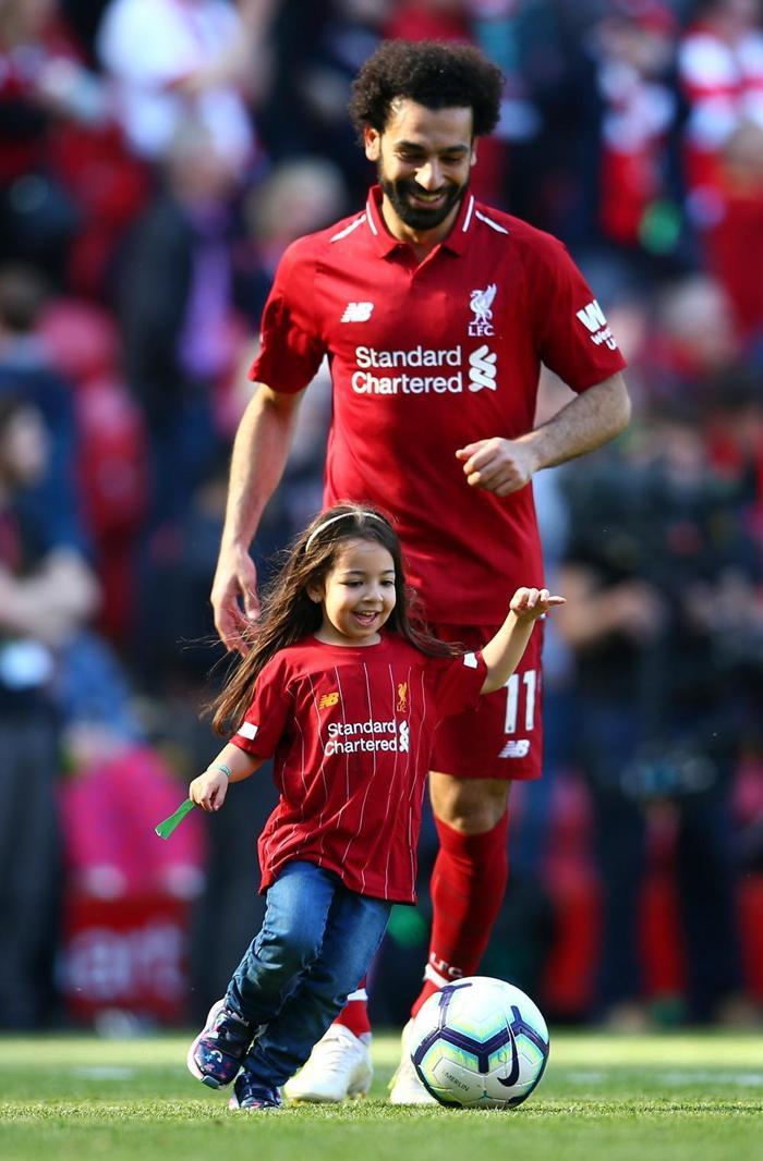 Liverpool - Wolverhampton maçından sonra sahada renkli görüntüler