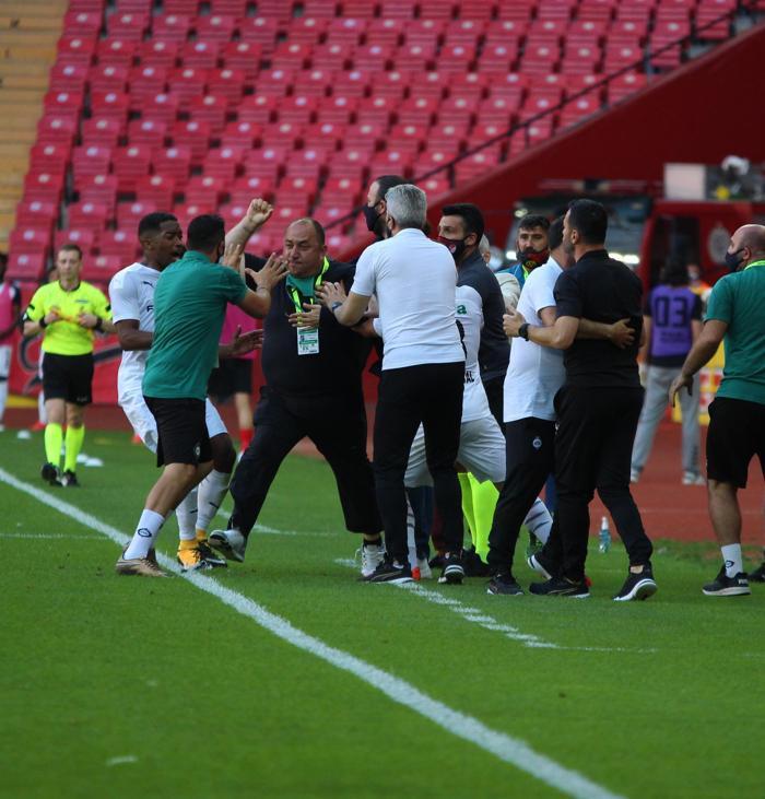 Eskişehirspor - Altay maçında büyük kavga Ortalık savaş alanına döndü