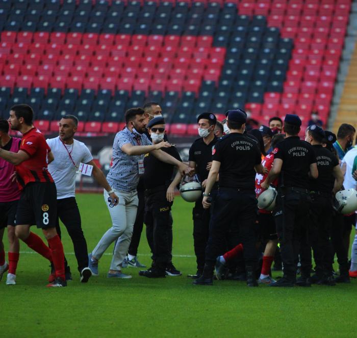 Eskişehirspor - Altay maçında büyük kavga Ortalık savaş alanına döndü