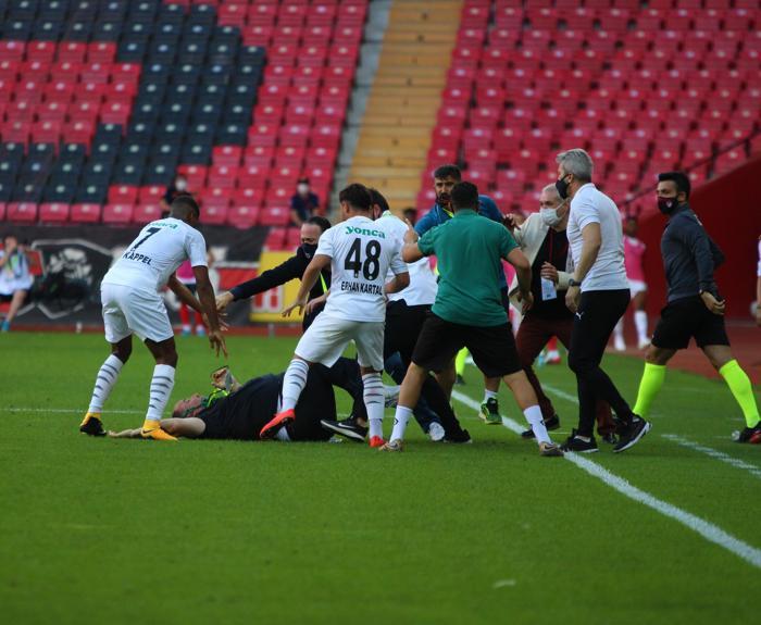 Eskişehirspor - Altay maçında büyük kavga Ortalık savaş alanına döndü