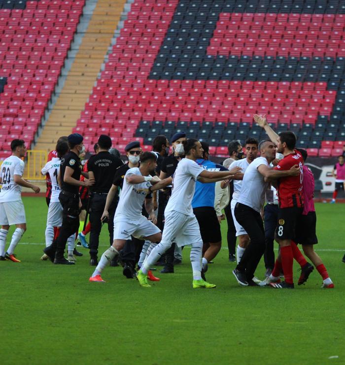 Eskişehirspor - Altay maçında büyük kavga Ortalık savaş alanına döndü