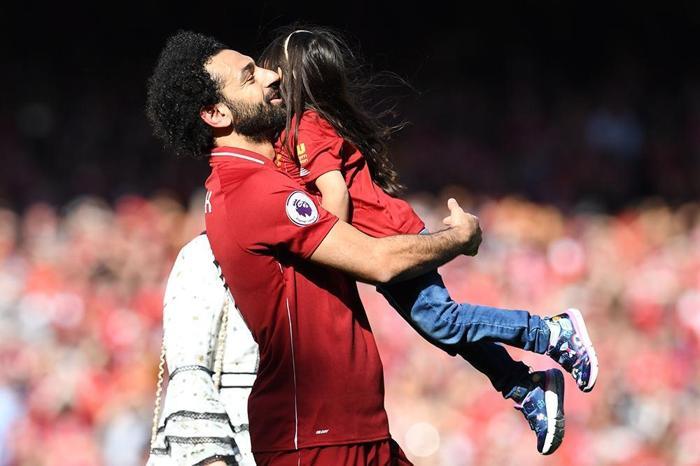 Liverpool - Wolverhampton maçından sonra sahada renkli görüntüler