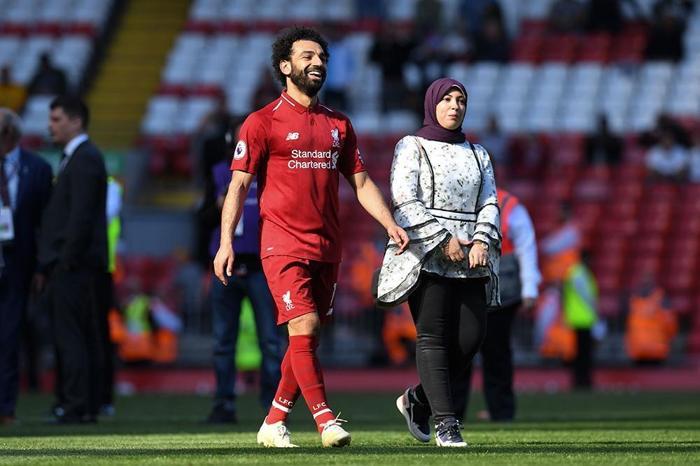 Liverpool - Wolverhampton maçından sonra sahada renkli görüntüler