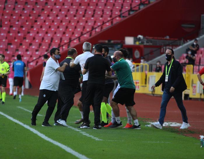 Eskişehirspor - Altay maçında büyük kavga Ortalık savaş alanına döndü