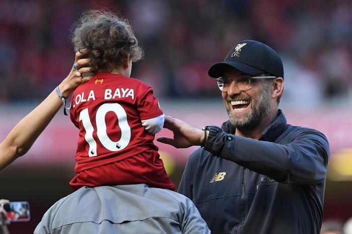 Liverpool - Wolverhampton maçından sonra sahada renkli görüntüler