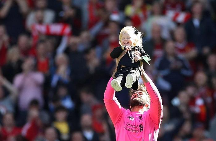 Liverpool - Wolverhampton maçından sonra sahada renkli görüntüler