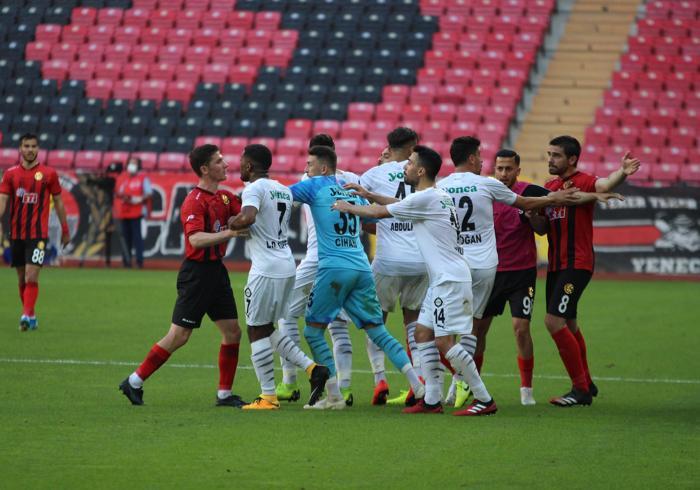 Eskişehirspor - Altay maçında büyük kavga Ortalık savaş alanına döndü