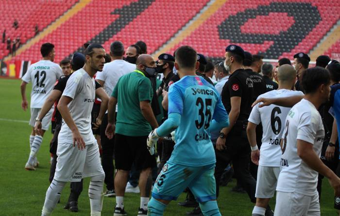 Eskişehirspor - Altay maçında büyük kavga Ortalık savaş alanına döndü