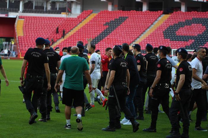 Eskişehirspor - Altay maçında büyük kavga Ortalık savaş alanına döndü