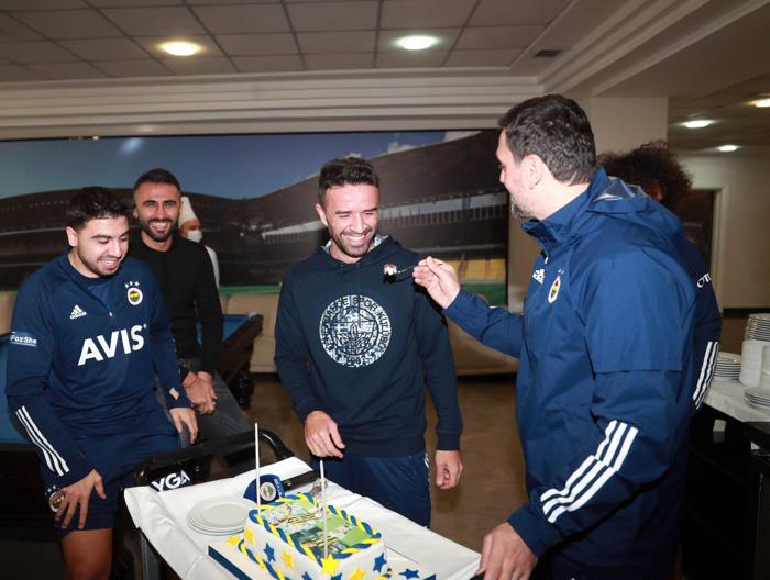 Fenerbahçede Gökhan Gönülün doğum günü kutlandı