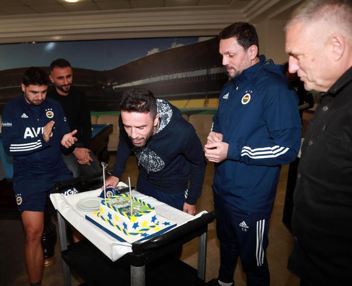 Fenerbahçede Gökhan Gönülün doğum günü kutlandı