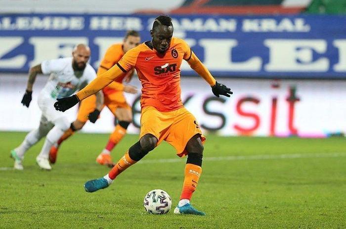 Galatasarayda son dakika Mbaye Diagneye 4 saat kala büyük şok