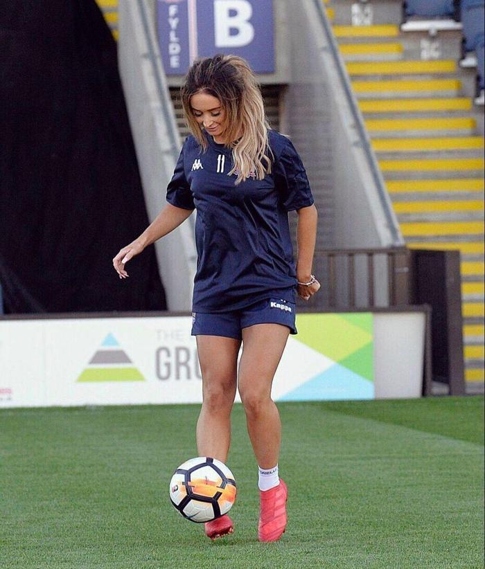 En ateşli sol bek Laura Merrin beğeni topluyor