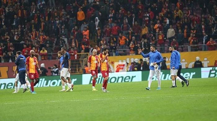 Galatasaray taraftarından futbolculara tepki