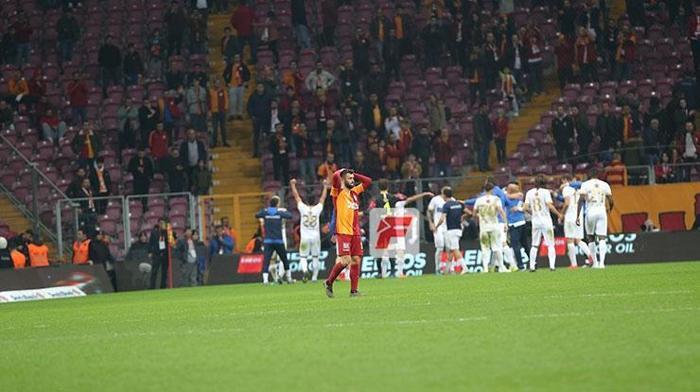 Galatasaray taraftarından futbolculara tepki