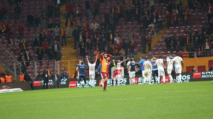 Galatasaray taraftarından futbolculara tepki