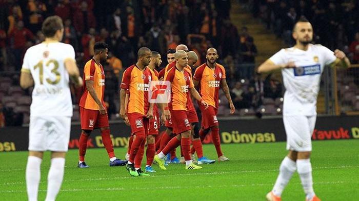Galatasaray taraftarından futbolculara tepki