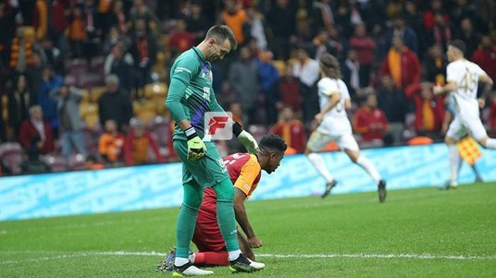 Galatasaray taraftarından futbolculara tepki