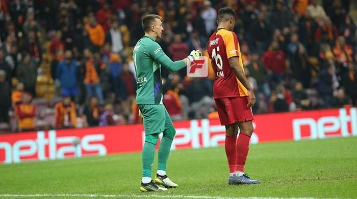 Galatasaray taraftarından futbolculara tepki