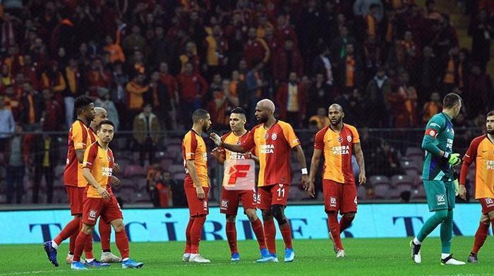 Galatasaray taraftarından futbolculara tepki