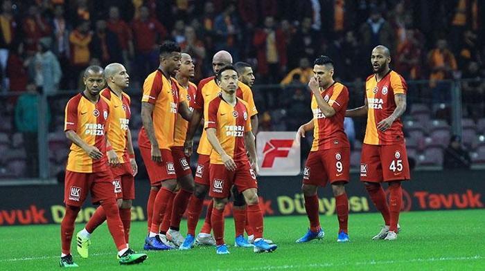 Galatasaray taraftarından futbolculara tepki