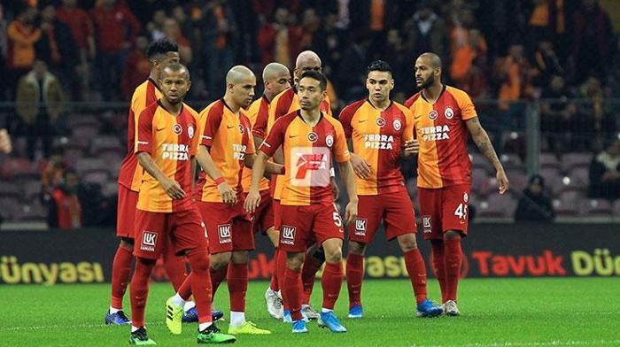 Galatasaray taraftarından futbolculara tepki