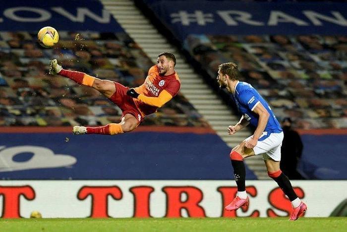 Galatasaraylı futbolcu Omar Elabdellaoui çocukları için kendini feda etti İşte o detay