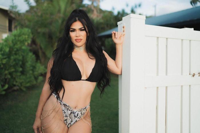 UFC dövüşçüsü Rachael Ostovich, 2021 takvimi için poz verdi