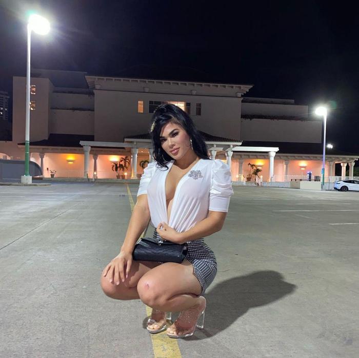 UFC dövüşçüsü Rachael Ostovich, 2021 takvimi için poz verdi