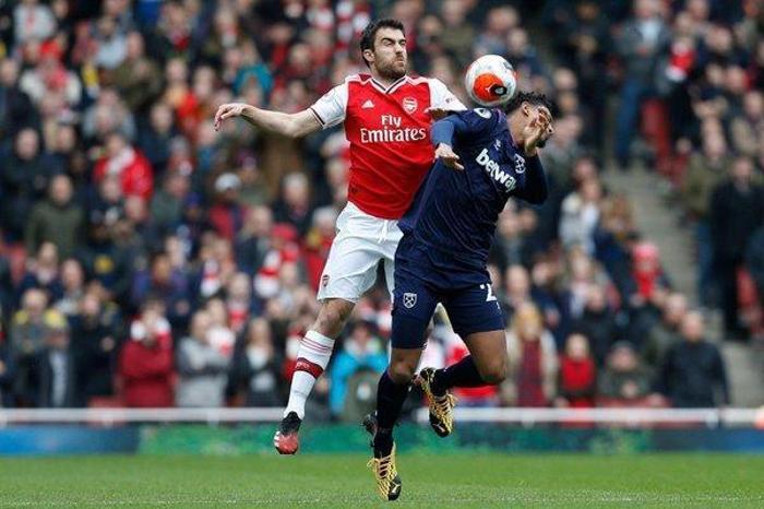 Son dakika transfer haberi Fenerbahçenin Sokratis için tek rakibi Napoli