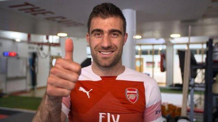 Son dakika transfer haberi Fenerbahçenin Sokratis için tek rakibi Napoli