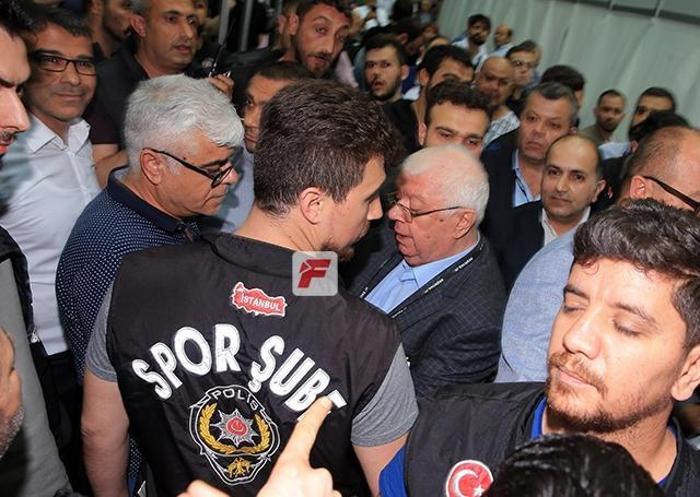 Beşiktaş kongresinde tansiyon yükseldi