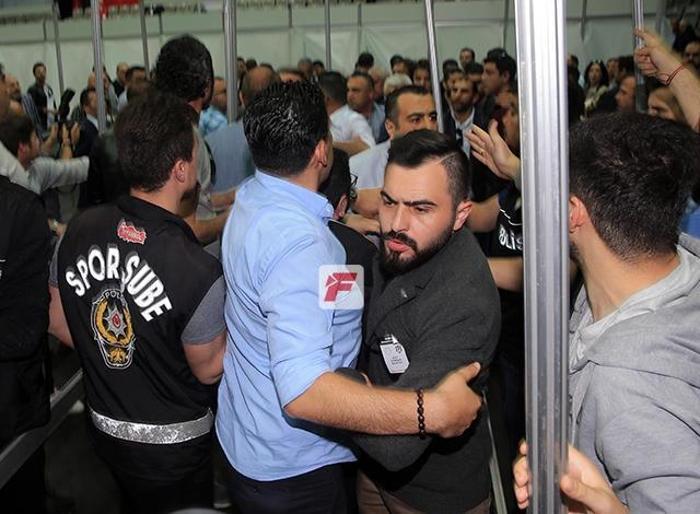 Beşiktaş kongresinde tansiyon yükseldi